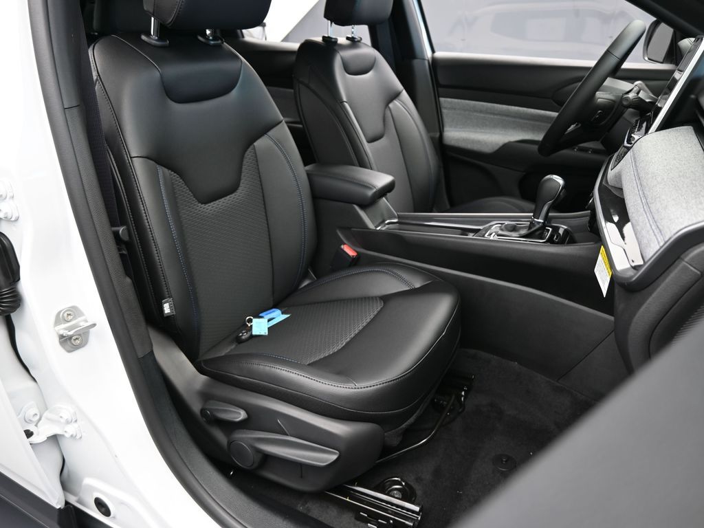 New 2026 Bright White Clearcoat Jeep Latitude image 38