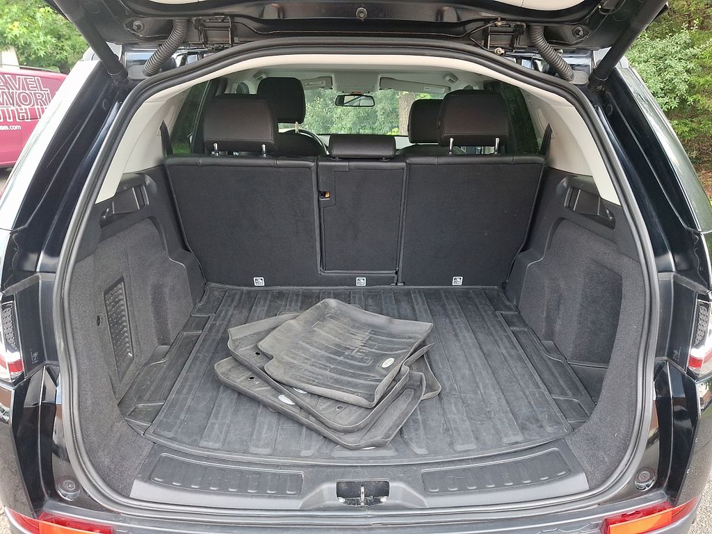 Thumbnail: 2018 Land Rover Discovery Sport - 25