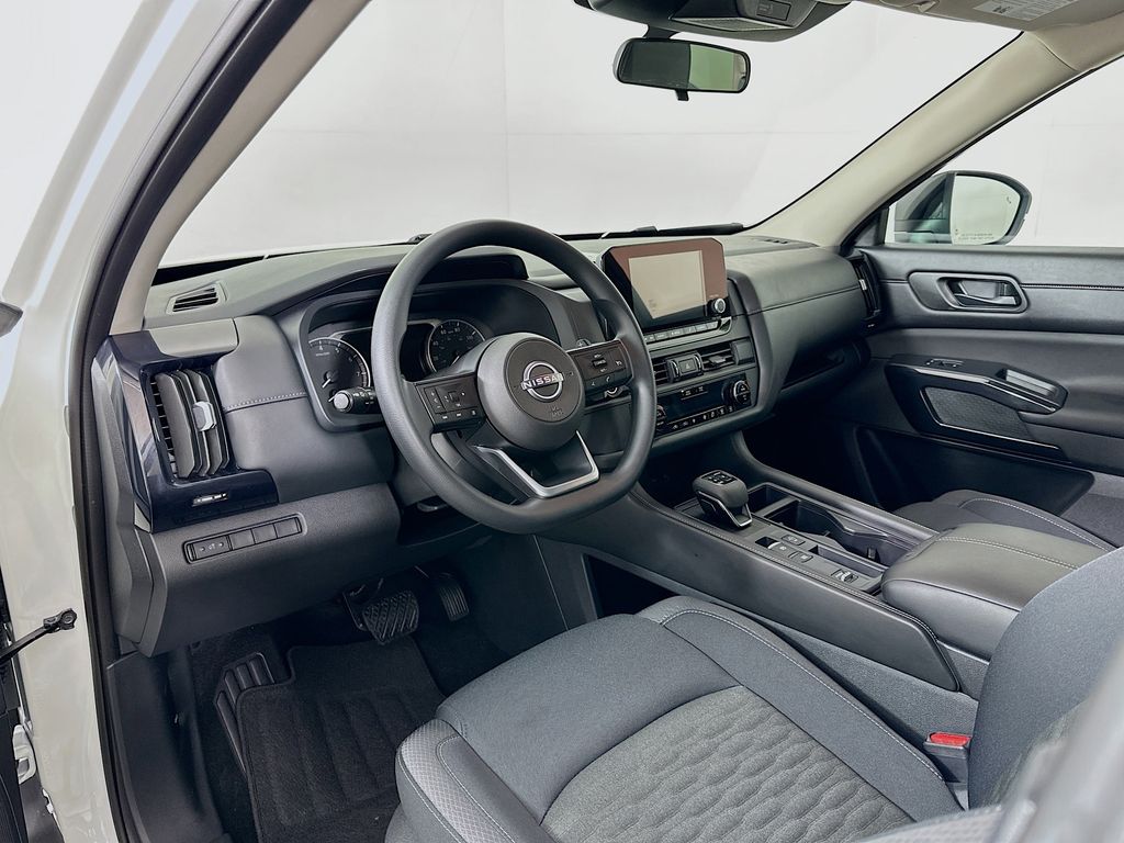 2024 Nissan Pathfinder S 9