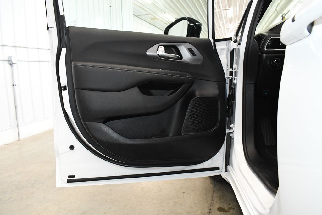 Used 2026 White Chrysler Select image 17