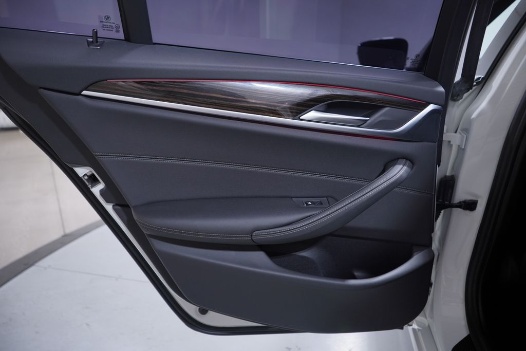 Thumbnail: 2022 BMW 5 Series - 15