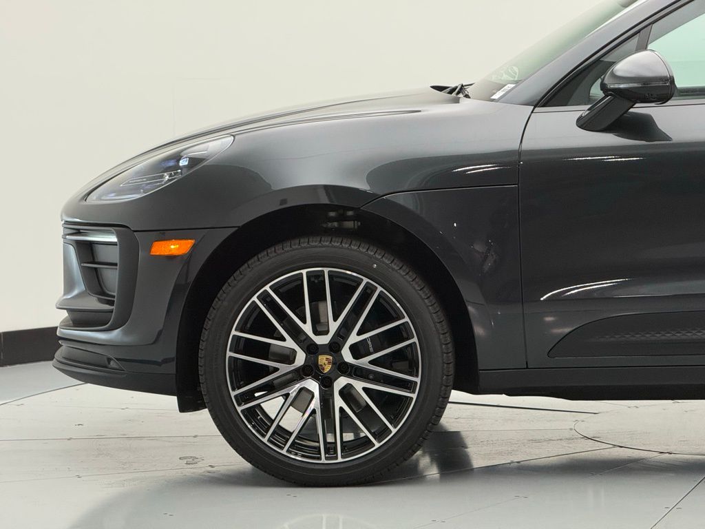 Thumbnail: 2026 Porsche Macan - 32