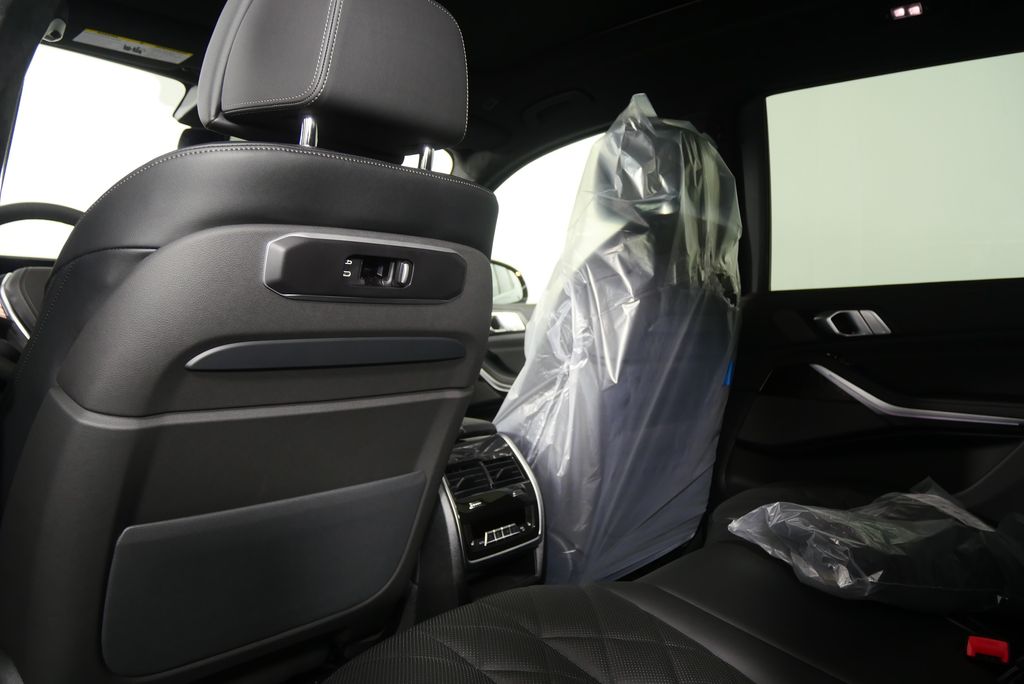 Thumbnail: 2026 BMW X7 - 18