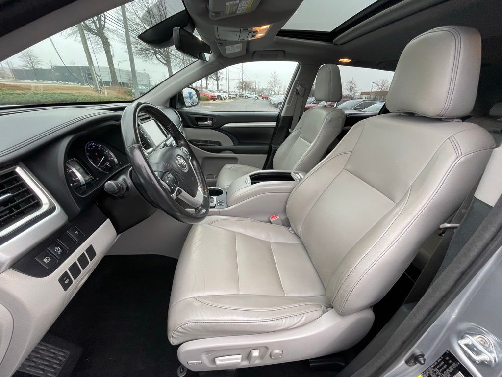 Thumbnail: 2017 Toyota Highlander - 26