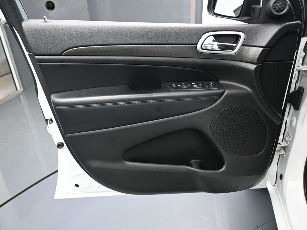 Used 2018 Bright White Clearcoat Jeep Altitude image 13