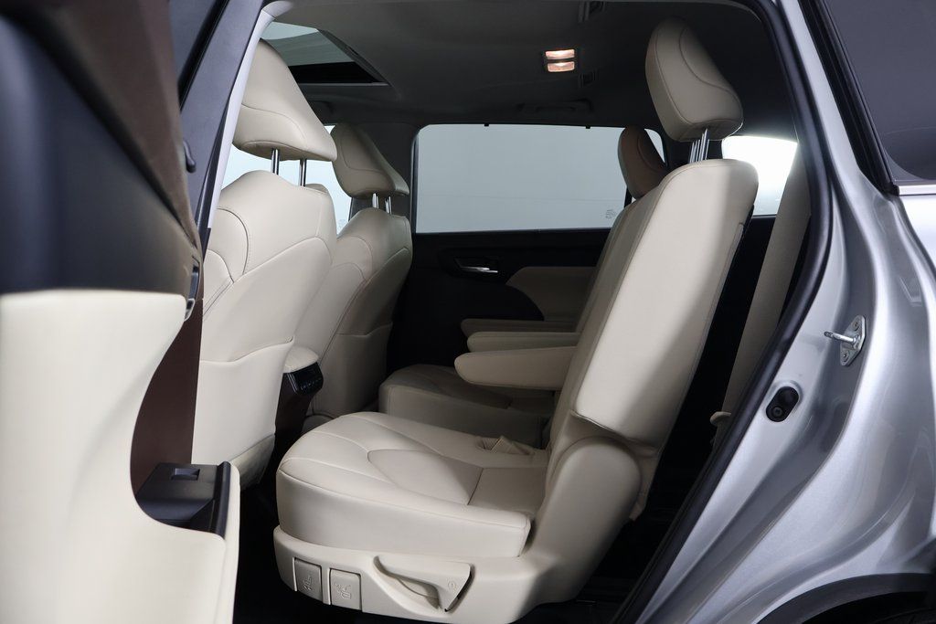 Thumbnail: 2022 Toyota Highlander - 11