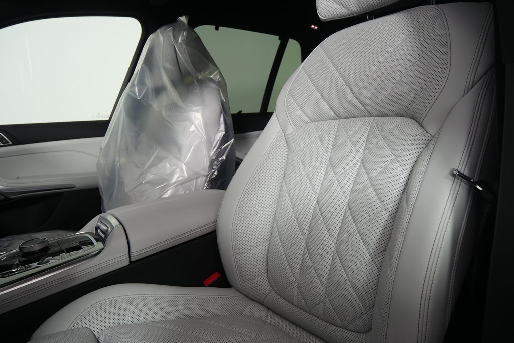 2026 BMW X5 M60i 11