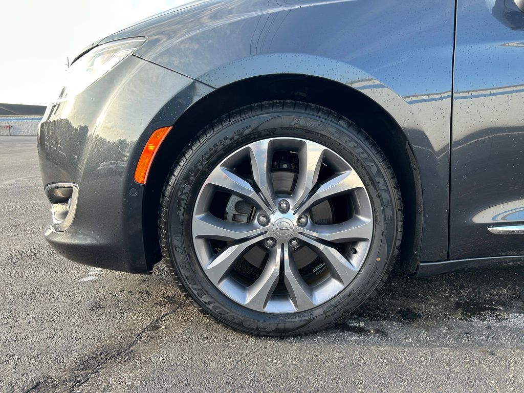 Thumbnail: 2019 Chrysler Pacifica - 10