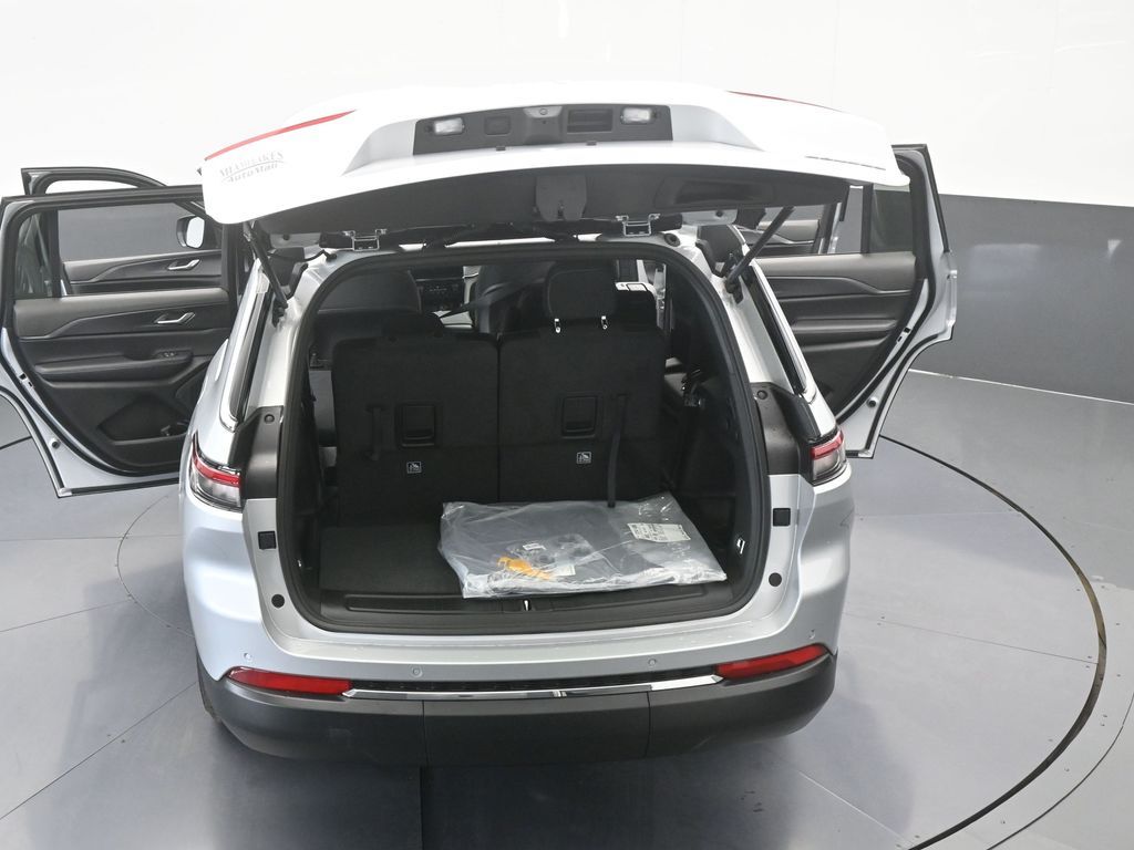 New 2026 Silver Zynith Jeep Laredo image 62