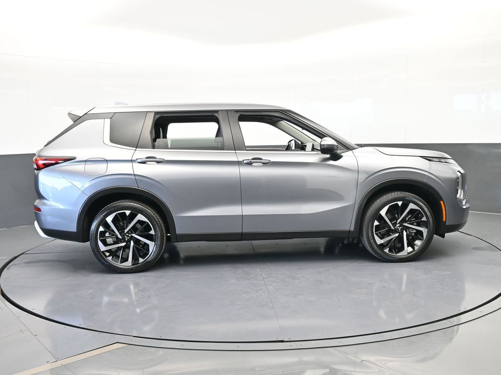 Used 2022 Silver Mitsubishi SE image 7