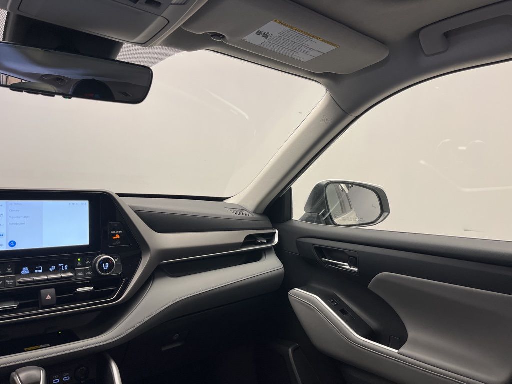 Thumbnail: 2023 Toyota Highlander - 25