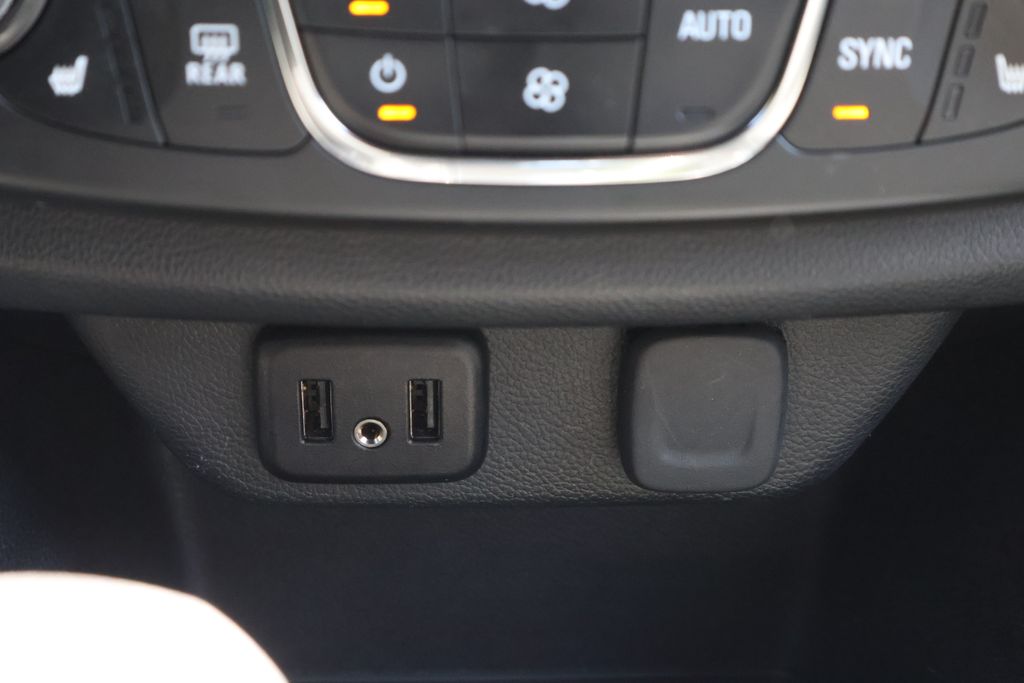 Thumbnail: 2023 Chevrolet Traverse - 24