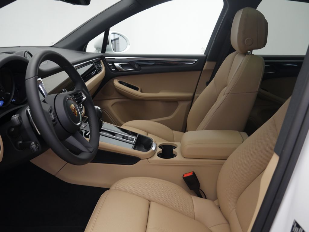 Thumbnail: 2026 Porsche Macan - 5