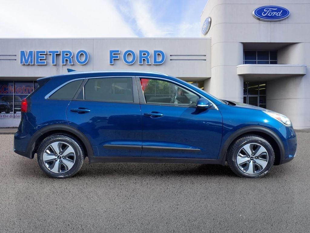 Used 2017 Kia Niro EX with VIN KNDCC3LC1H5090432 for sale in Kansas City