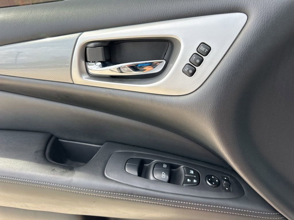 2020 Brilliant Silver Metallic Nissan Pathfinder SL 4X4 SUV