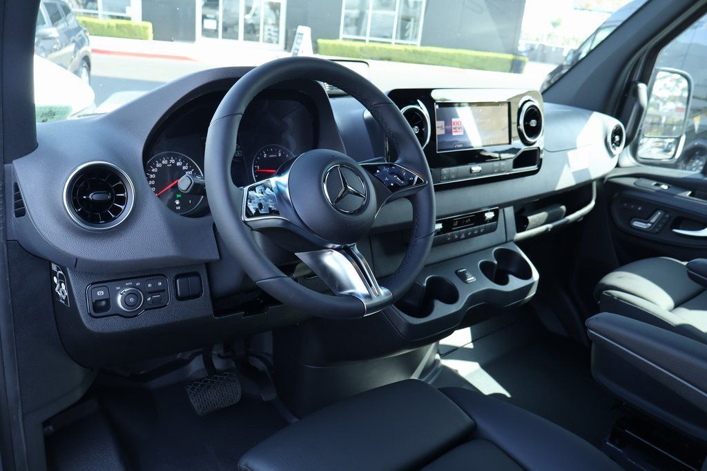 Thumbnail: 2025 Mercedes-Benz Sprinter - 4