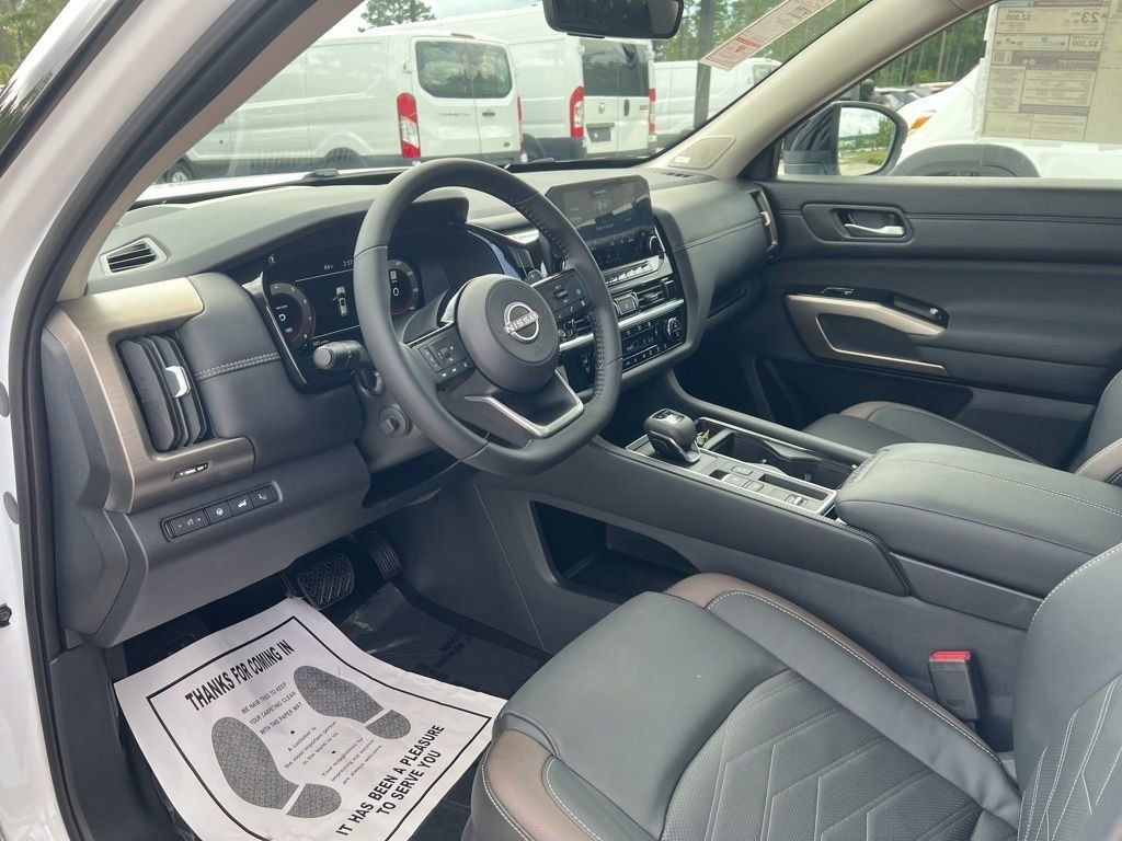 2025 Everest White Pearl Tricoat/Super Black Nissan Pathfinder Platinum FWD SUV