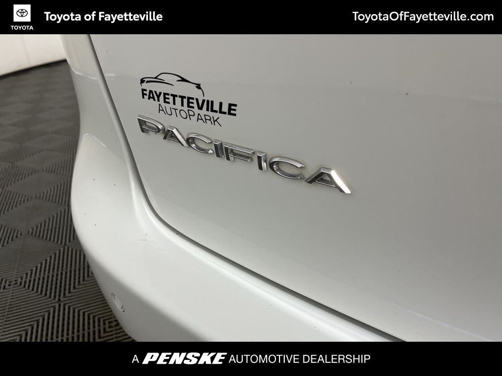 Thumbnail: 2018 Chrysler Pacifica - 3