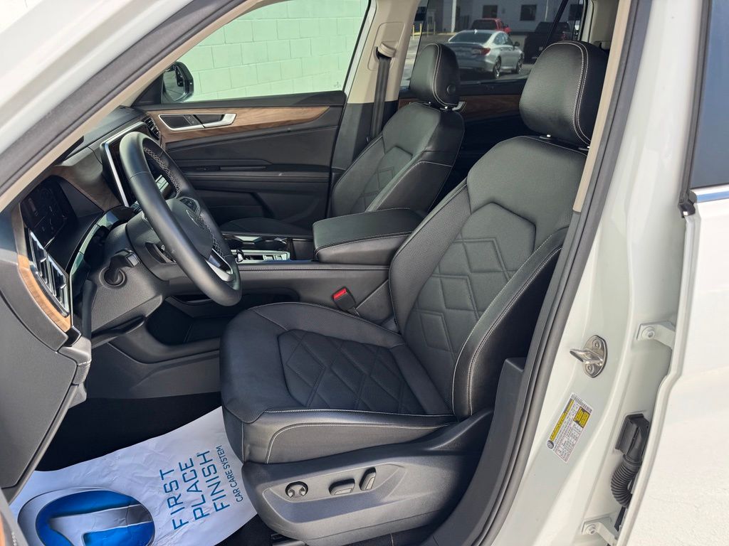 2025 Volkswagen Atlas 2.0T SE w/Technology Pure White - Jim Hudson Acura - Image 18