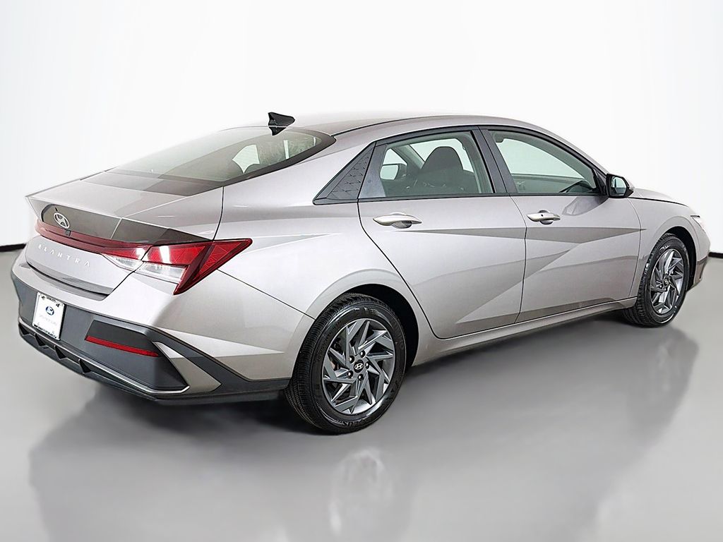 Used 2024 Silver Hyundai SEL image 11
