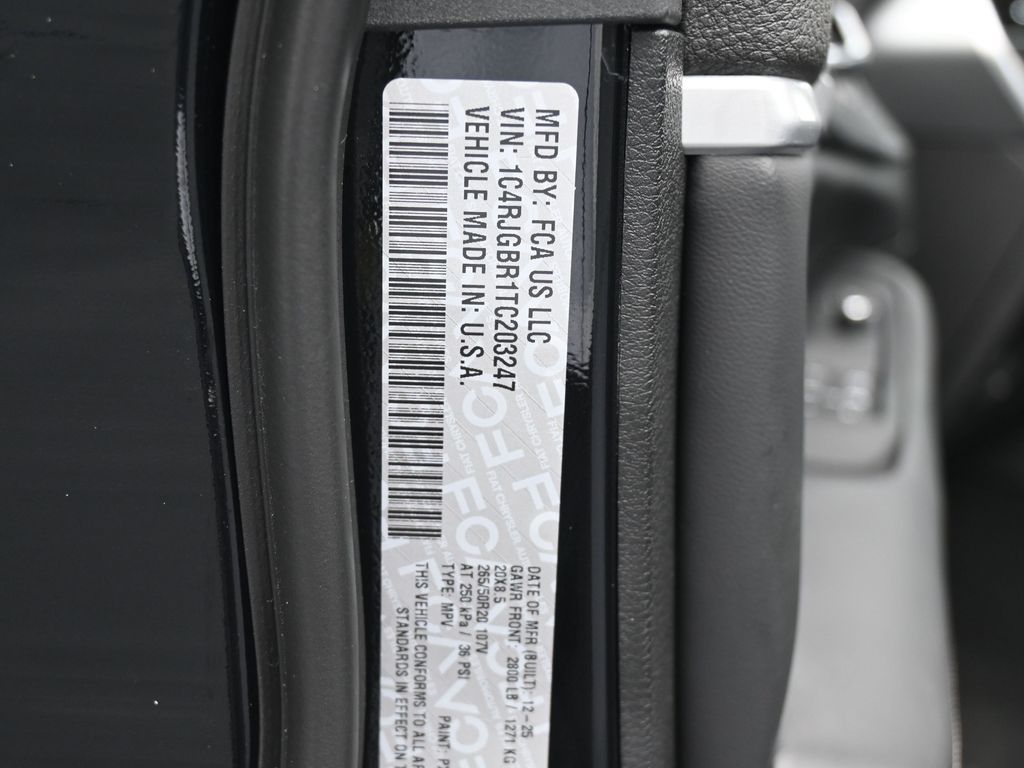 New 2026 Diamond Black Crystal Pearlcoat Jeep Limited image 19