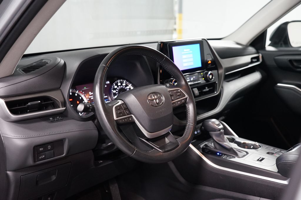 Thumbnail: 2023 Toyota Highlander - 6
