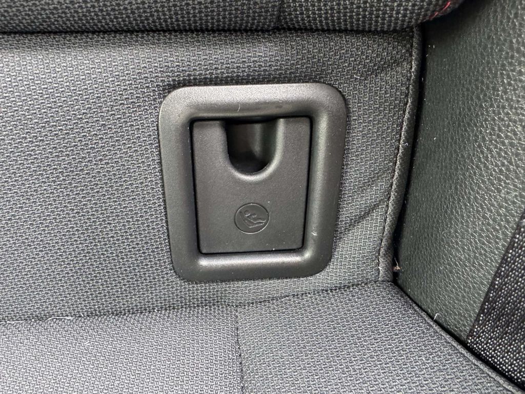 2025 Toyota Prius SE - Photo 17