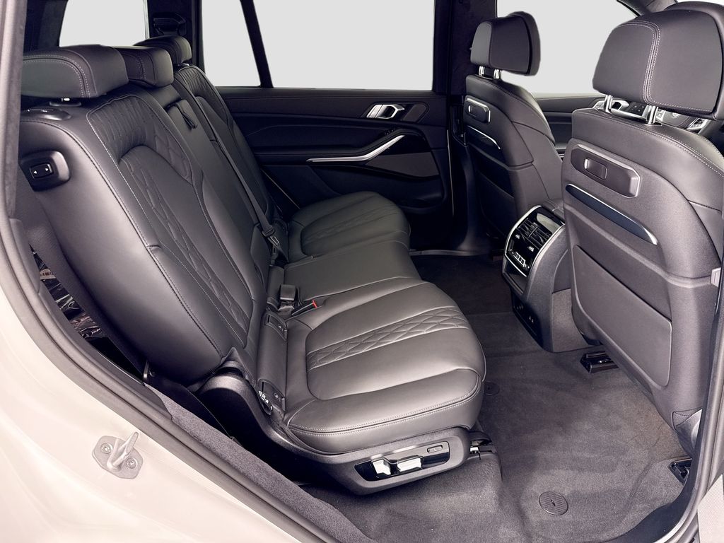 Thumbnail: 2027 BMW X7 - 21