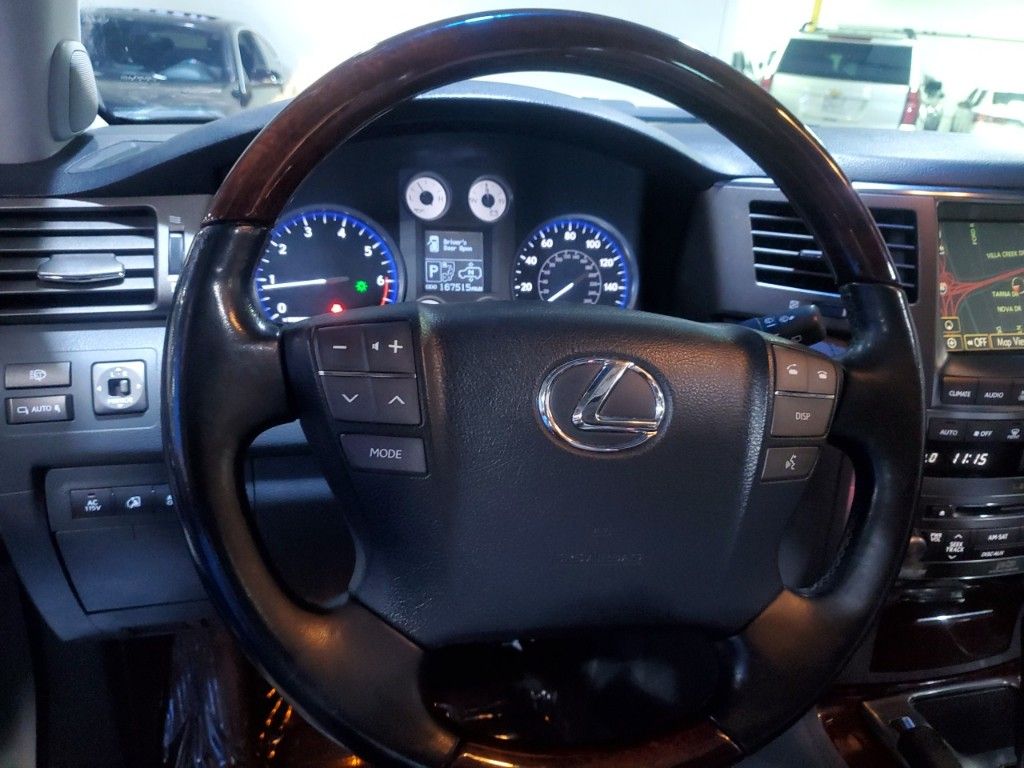 2009 Lexus LX 570 32