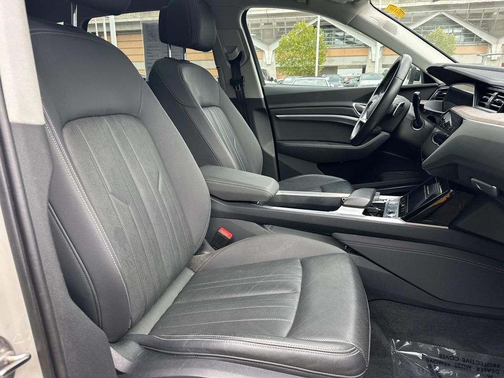 Thumbnail: 2019 Audi e-tron - 11