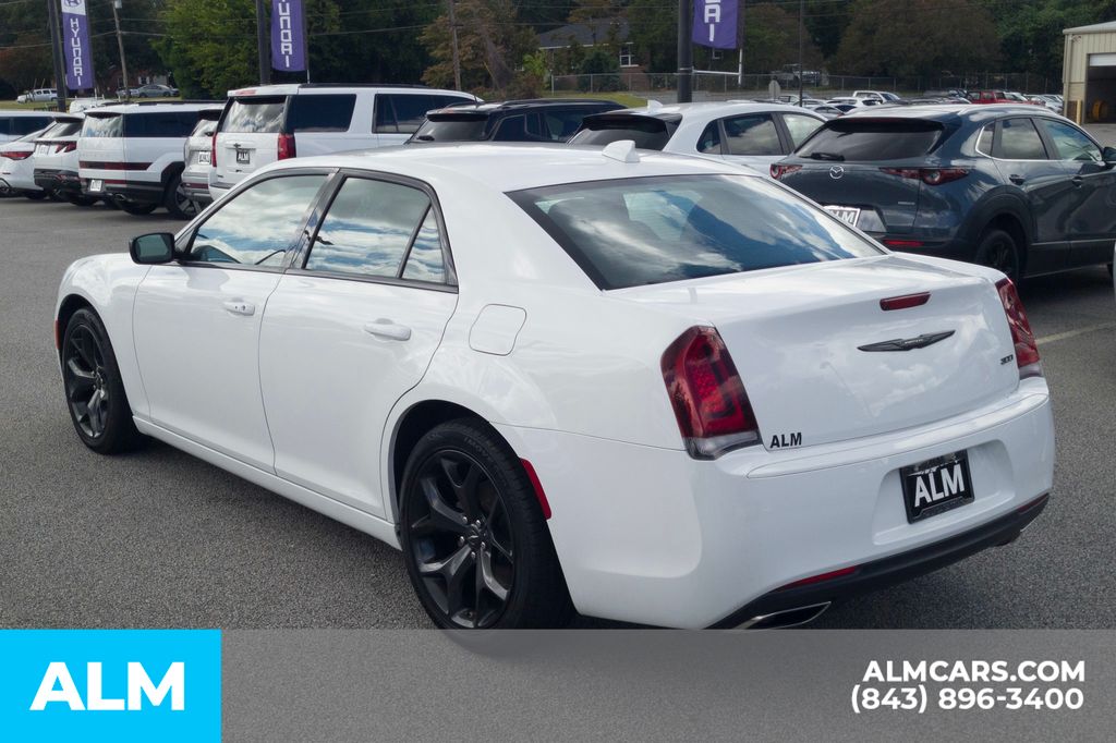 2022 Chrysler 300 Touring photo 9