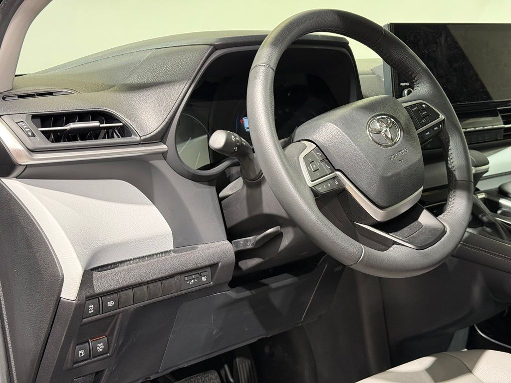 Thumbnail: 2025 Toyota Sienna - 17