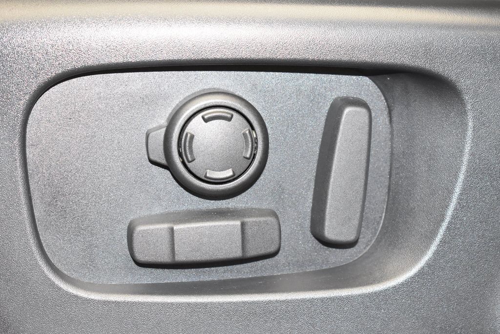 Thumbnail: 2024 Land Rover Discovery - 15