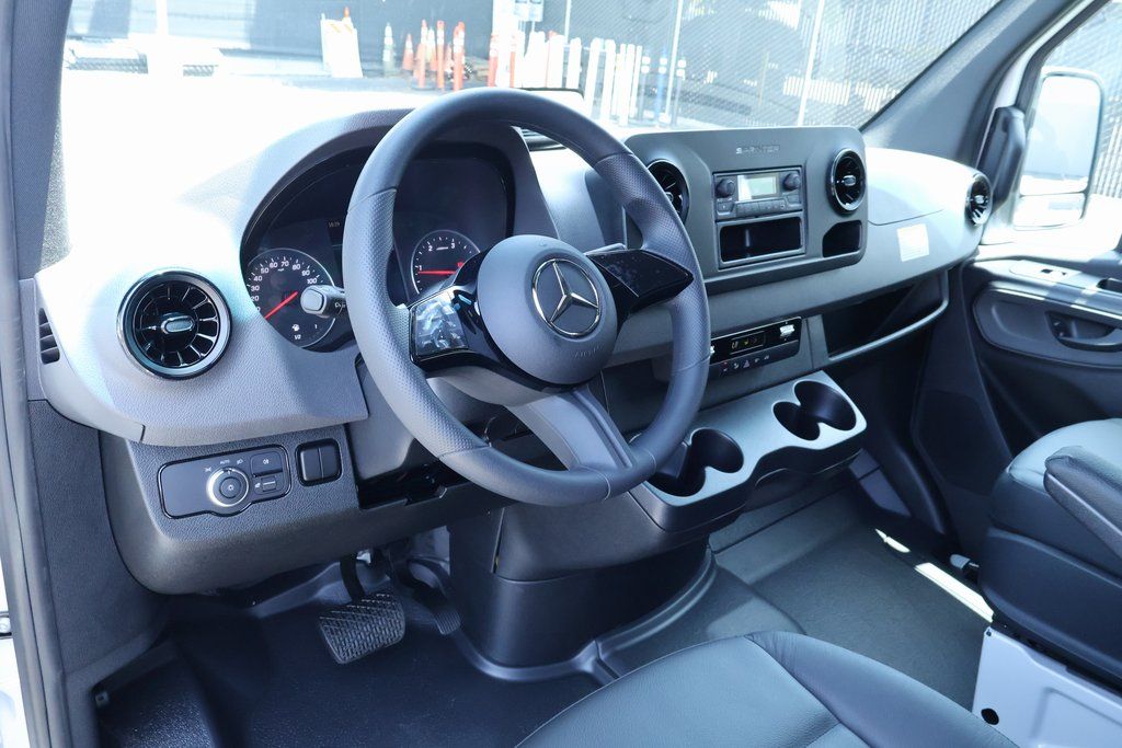 Thumbnail: 2025 Mercedes-Benz Sprinter - 3