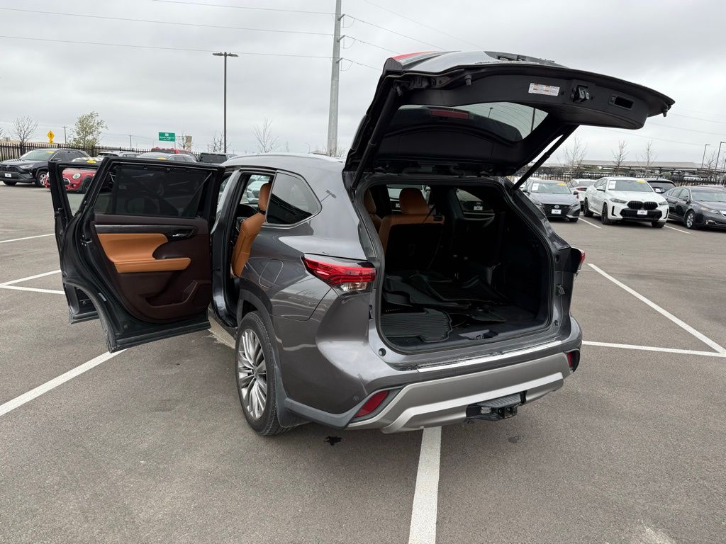 Thumbnail: 2021 Toyota Highlander - 25