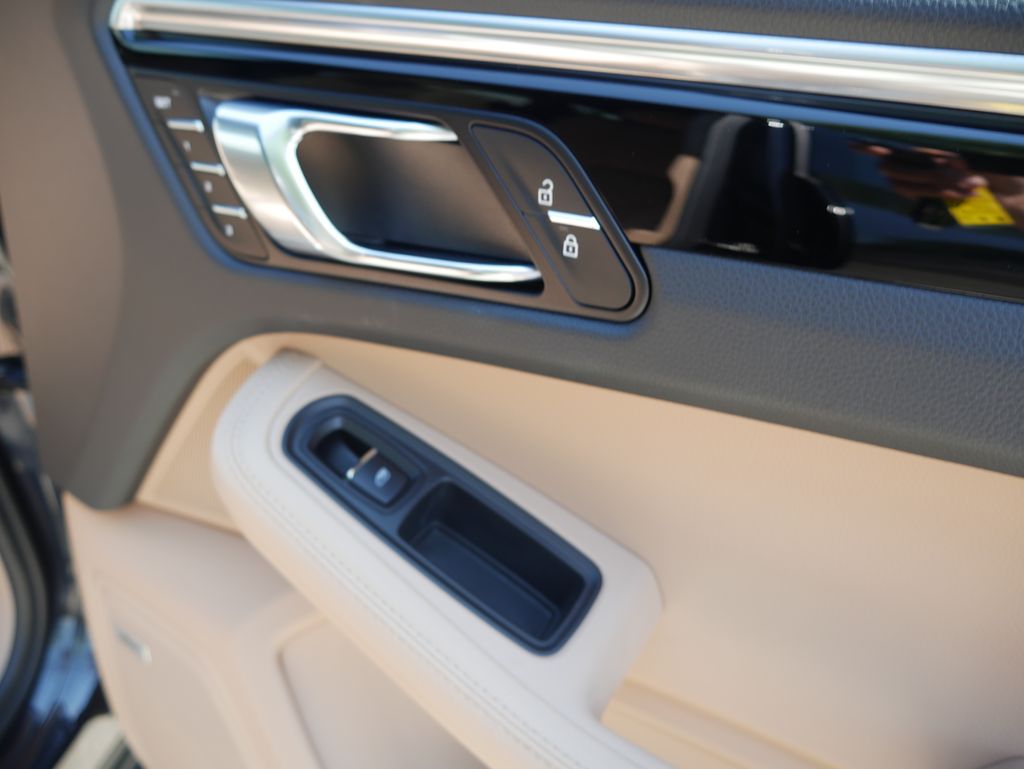 Thumbnail: 2023 Porsche Macan - 24
