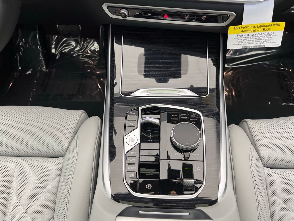 Thumbnail: 2026 BMW X7 - 12