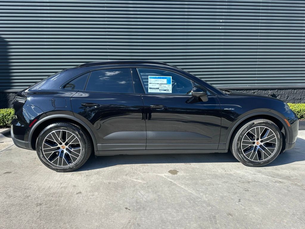 Thumbnail: 2026 Porsche Macan - 10