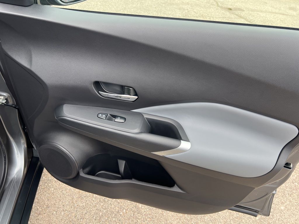 2024 Nissan Kicks SR photo