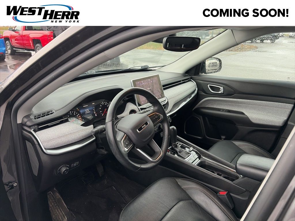 Certified Used 2022 Gray Jeep Latitude Lux image 5