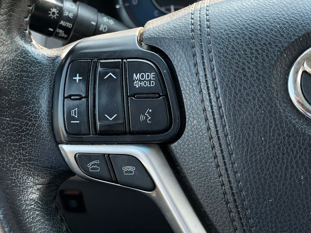 Thumbnail: 2015 Toyota Sienna - 15