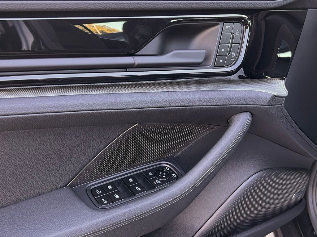 Thumbnail: 2025 Porsche Panamera - 19