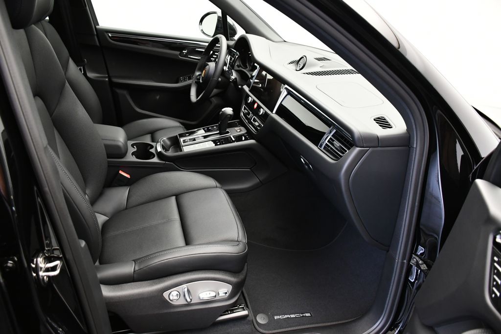 Thumbnail: 2026 Porsche Macan - 26