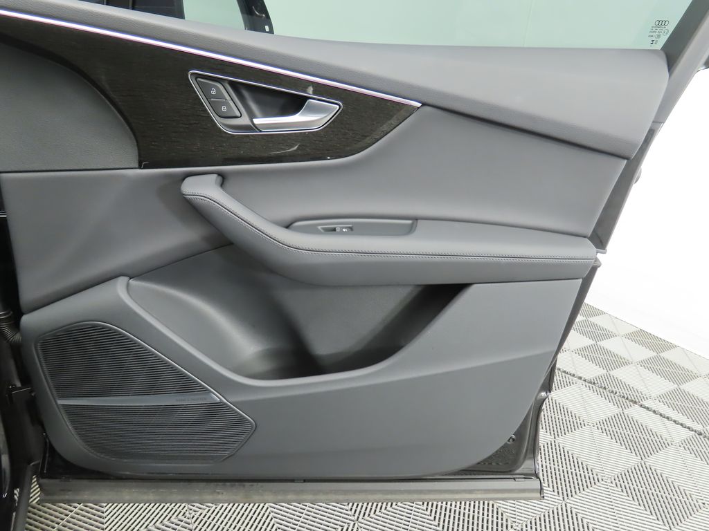 Thumbnail: 2023 Audi Q7 - 25