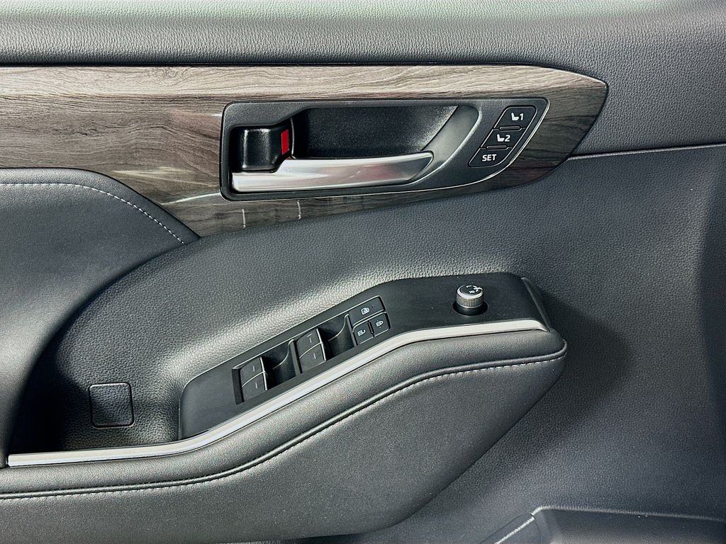 Thumbnail: 2021 Toyota Highlander - 18