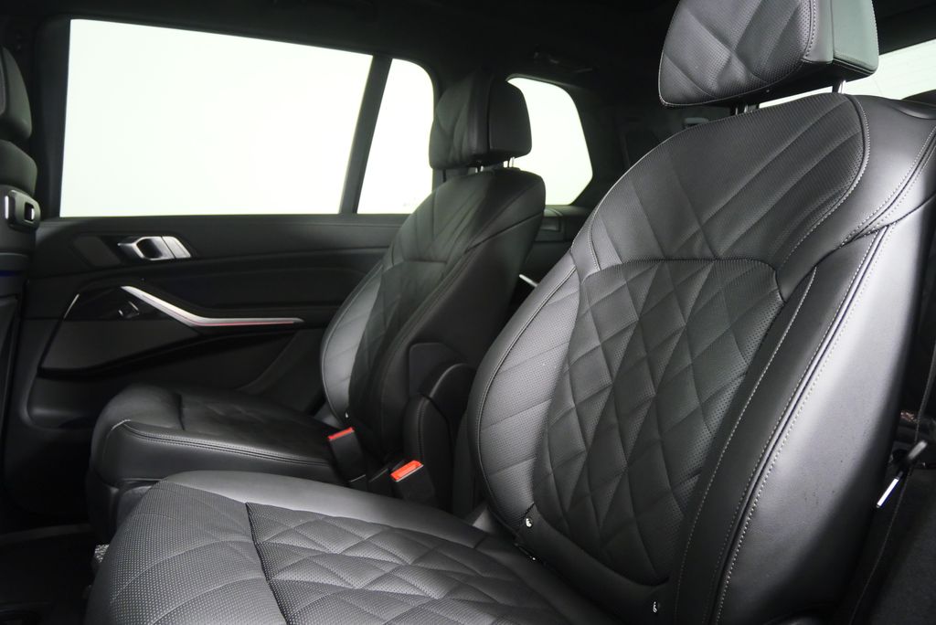 Thumbnail: 2026 BMW X7 - 15