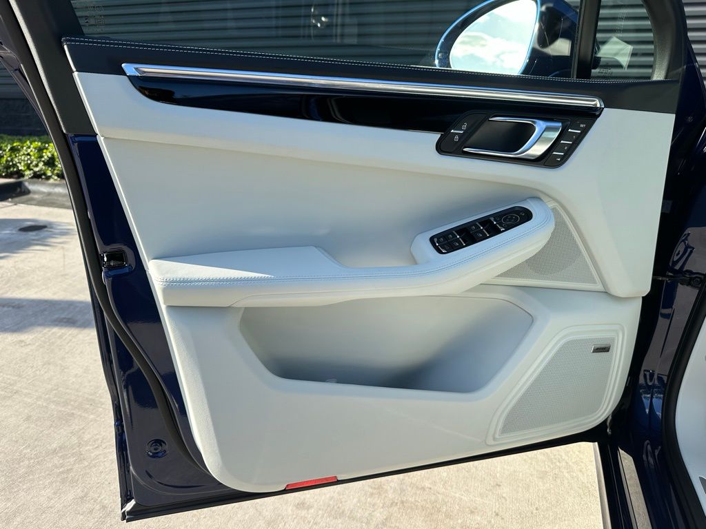 Thumbnail: 2026 Porsche Macan - 20