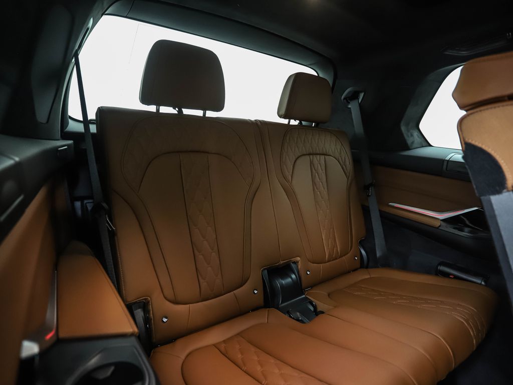 2026 BMW X7 M60i 29