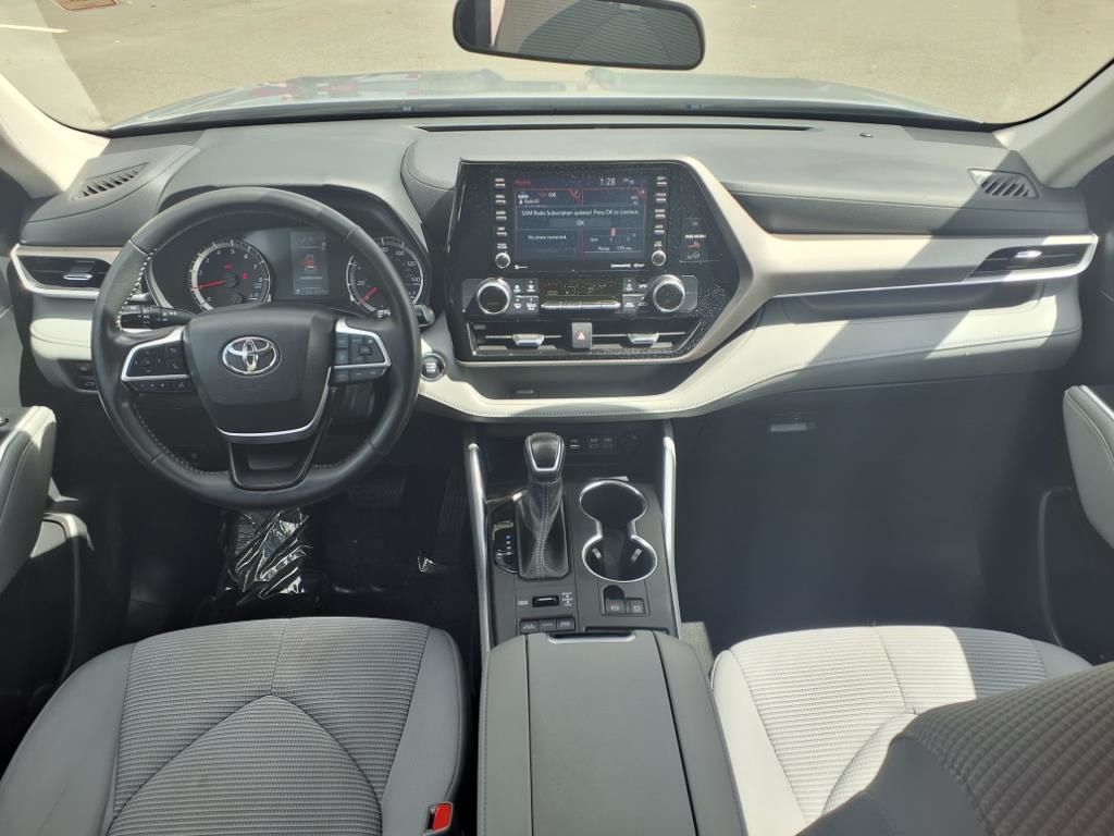 2022 Toyota Highlander LE photo 13