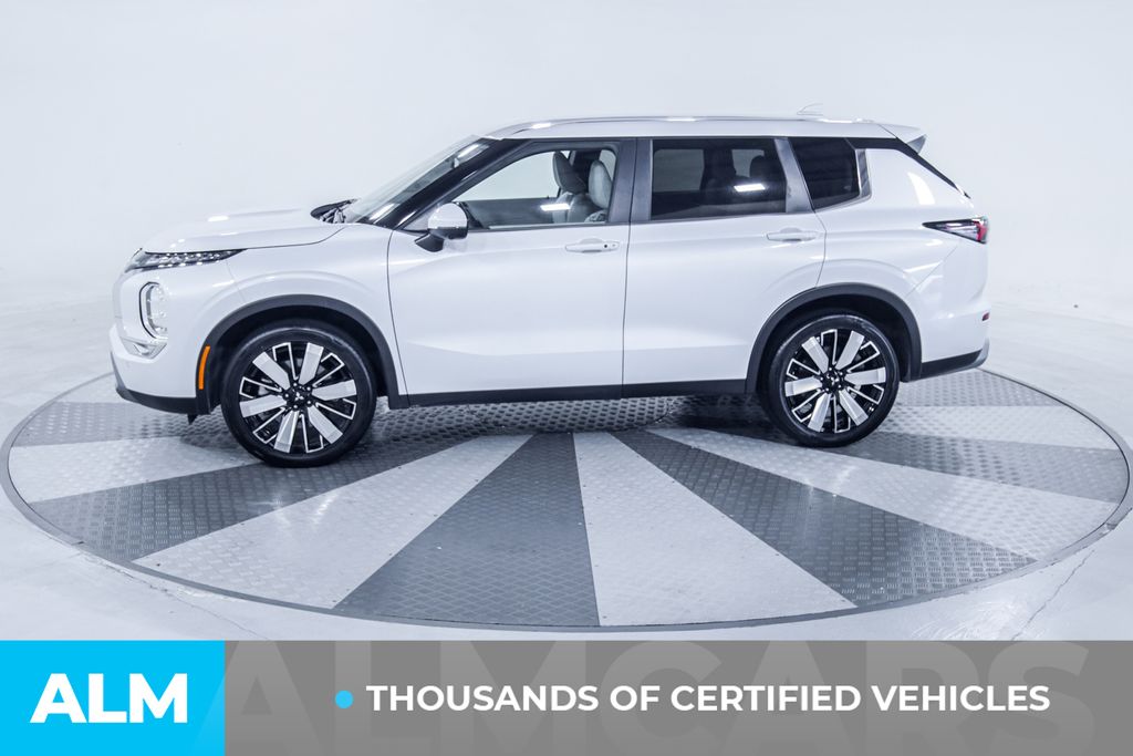Used 2025 White Mitsubishi SE image 4